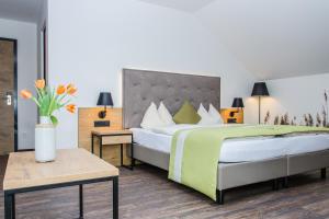 Ein Bett oder Betten in einem Zimmer der Unterkunft Gasthaus Forster am See - Eching bei Landshut