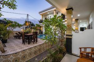 En terrasse eller udendørsområde på Nusa Sentana Lembongan Bali