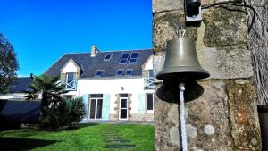 een bel aan de zijkant van een huis bij Maison familiale-Surf House, plage de Sainte Barbe in Plouharnel