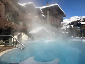 Bazén v ubytování Hotel Relais Des Glaciers - Adults Only nebo v jeho okolí