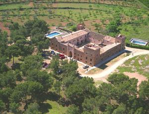 una vista aérea de un gran edificio en un campo en Masia de San Juan - castillo con piscina en plena Sierra Calderona, en Segorbe