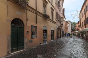 uma rua de calçada num beco com edifícios em Lovely Nest in Trastevere em Roma