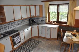 Kuchyň nebo kuchyňský kout v ubytování Ferienwohnung Pezzei + 6 fotografií