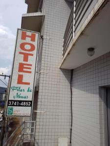 een bord aan de zijkant van een gebouw bij Hotel Pilar de Minas in Ouro Branco