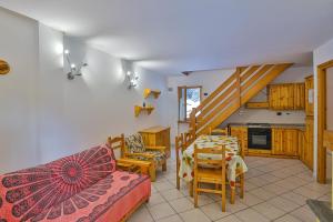 a living room with a table and a kitchen at Apartments La Gran Becca in Antey-Saint-André