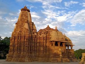 カジュラーホーにあるKhajuraho Dreams Homestayの塔のある大きな石造りの建物