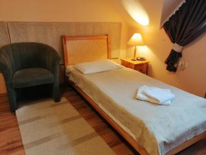 Ein Bett oder Betten in einem Zimmer der Unterkunft Józsi Bácsi Szállodája