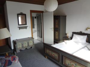 1 dormitorio con cama, mesa y espejo en Haus Christine Aigen Schlägl - Adalbert Stifter, en Aigen im Mühlkreis