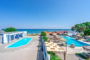 Bazén v ubytování Raffaello Beach nebo v jeho okolí