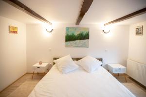 1 dormitorio con 1 cama blanca y 2 mesitas de noche en Brasha Residence en Braşov