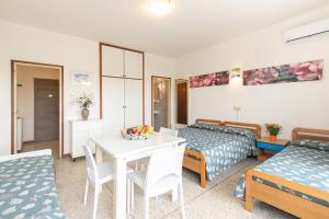 1 Schlafzimmer mit 2 Betten und einem Tisch mit einer Obstschale in der Unterkunft Yachting residence in Lignano Sabbiadoro
