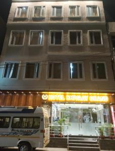 een bus geparkeerd voor een hotelgarage Shawarma bij Hotel Shivaay Grand in Amritsar
