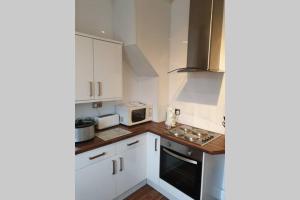 Η κουζίνα ή μικρή κουζίνα στο South Shield's Hidden Gem Garnet 3 Bedroom Apartment sleeps 6 Guests +6 φωτογραφίες