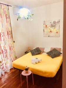 1 dormitorio con cama amarilla y taburete en B&B Il più bello, en San Salvo