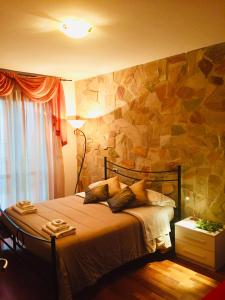 1 dormitorio con 1 cama con pared de piedra en B&B Il più bello, en San Salvo