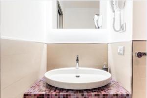 ローマにあるBrancaccio Suite 43のバスルーム(白い洗面台、鏡付)