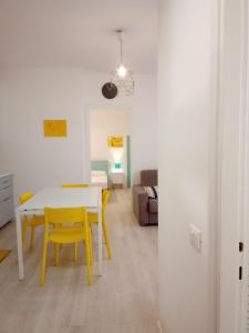 ヴェローナにあるAntica Rivaのダイニングルーム、リビングルーム(テーブル、黄色い椅子付)