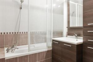 蒙桑巴勒爾的住宿－Luxurious flat in Mons-en-Baroeul close to Lille - Welkeys，带淋浴、盥洗盆和浴缸的浴室