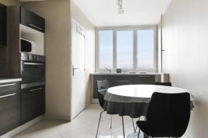 蒙桑巴勒爾的住宿－Luxurious flat in Mons-en-Baroeul close to Lille - Welkeys，一间厨房,里面配有桌椅