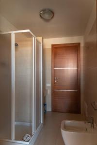 リオーラ・サルドにあるCase Fioriteのバスルーム(シャワー、トイレ、シンク付)