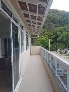 uma varanda de uma casa com vista em CONFORTO e SEGURANÇA SDU AP 3 em Guaratuba