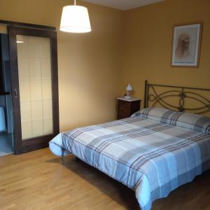 una camera con un letto con una coperta blu e bianca di B&B Cascina Baraggione a Granozzo con Monticello