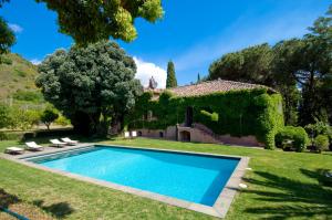a house with a swimming pool in the yard at Villa Edera in Viagrande
