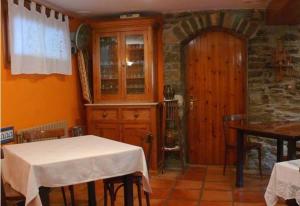 Un restaurante o sitio para comer en Casa Rural La Choca