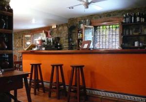 Khu vực lounge/bar tại Casa Rural La Choca