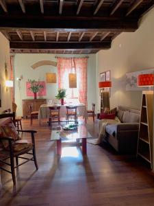 ein Wohnzimmer mit einem Sofa und einem Tisch in der Unterkunft Duomo Luxury Apartment Orvieto in Orvieto