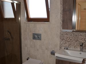 A bathroom at Konak Sari