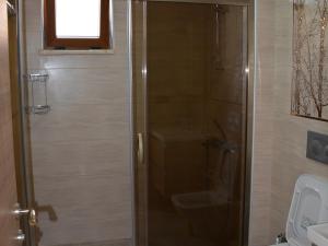 A bathroom at Konak Sari