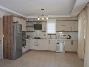 A kitchen or kitchenette at Konak Sari
