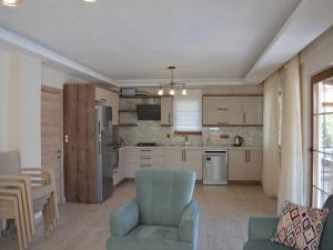 A kitchen or kitchenette at Konak Sari