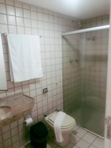 uma casa de banho com um chuveiro, um WC e um lavatório. em JG SILVA HOSPEDAGEM em São Luís