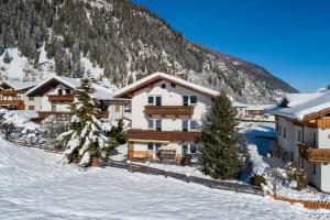 een resort in de bergen in de sneeuw bij Haus Vogelsberger in Neustift im Stubaital