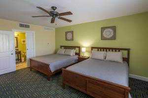 a bedroom with two beds and a ceiling fan at Indian Rocks Beach Harbourside - Waterpark in Clearwater Beach