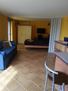 a living room with a couch and a tv at Lady Food Location in Cava deʼ Tirreni