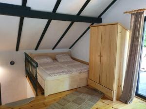 ein Schlafzimmer mit einem Bett und einem Schrank in einem Zimmer in der Unterkunft Cabana Crenguta in Sibiu