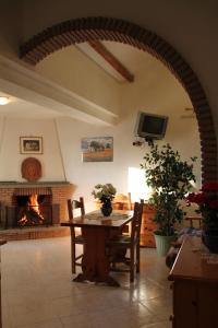 Una sala de estar con una mesa y una chimenea. en Villa Patrizia, en Mostacciano