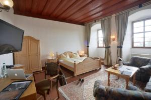 - un salon avec un lit et un canapé dans l'établissement Schloss Wiesenthau, à Forchheim