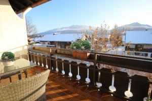 a balcony with potted plants on top of a building at Dorfliebe in Oy-Mittelberg