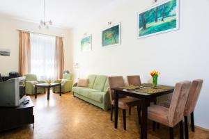 sala de estar con mesa y sofá en Mikolajska Residence, en Cracovia