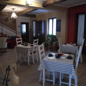 sala de estar con 2 mesas y sillas en B&B Cascina Baraggione, en Granozzo con Monticello