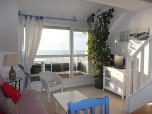 a living room with a view of the ocean at résidence les oyats in Jullouville-les-Pins