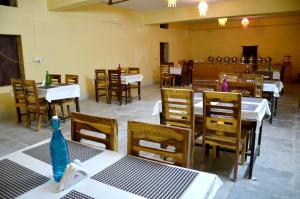 En restaurant eller et andet spisested på Dynasty Desert Camp and Resort