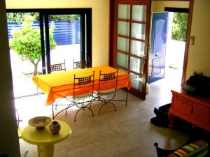 Posedenie v ubytovaní Magnifica casa con jacuzzi y cerca playa ref 160