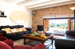 ein Wohnzimmer mit einem Sofa und einem Tisch in der Unterkunft Finca Pessal in Ca's Concos des Cavaller
