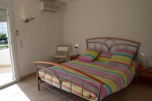 A bed or beds in a room at Casa con amarre y piscina privados ref 306 Még 19 kép
