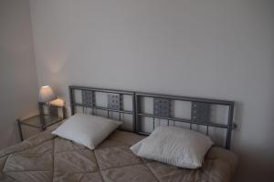 A bed or beds in a room at Casa con amarre y piscina privados ref 306